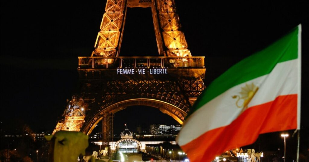 انقلاب ایران: آزمونها و خطرها